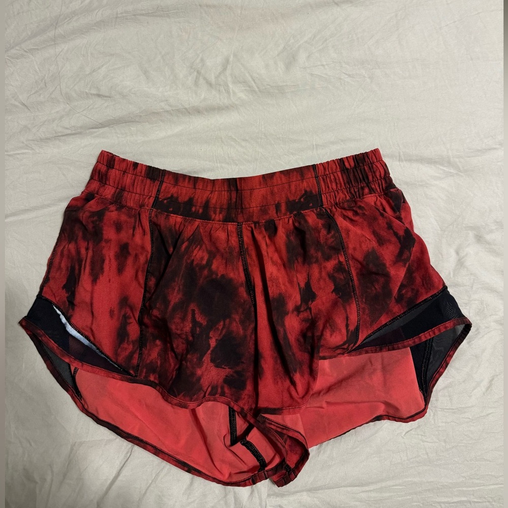 lululemon Hotty Hot Low-Rise Lined Short 2.5 (Size 6)